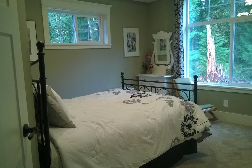 Enjoy a good night's sleep on this brand-new mattress.