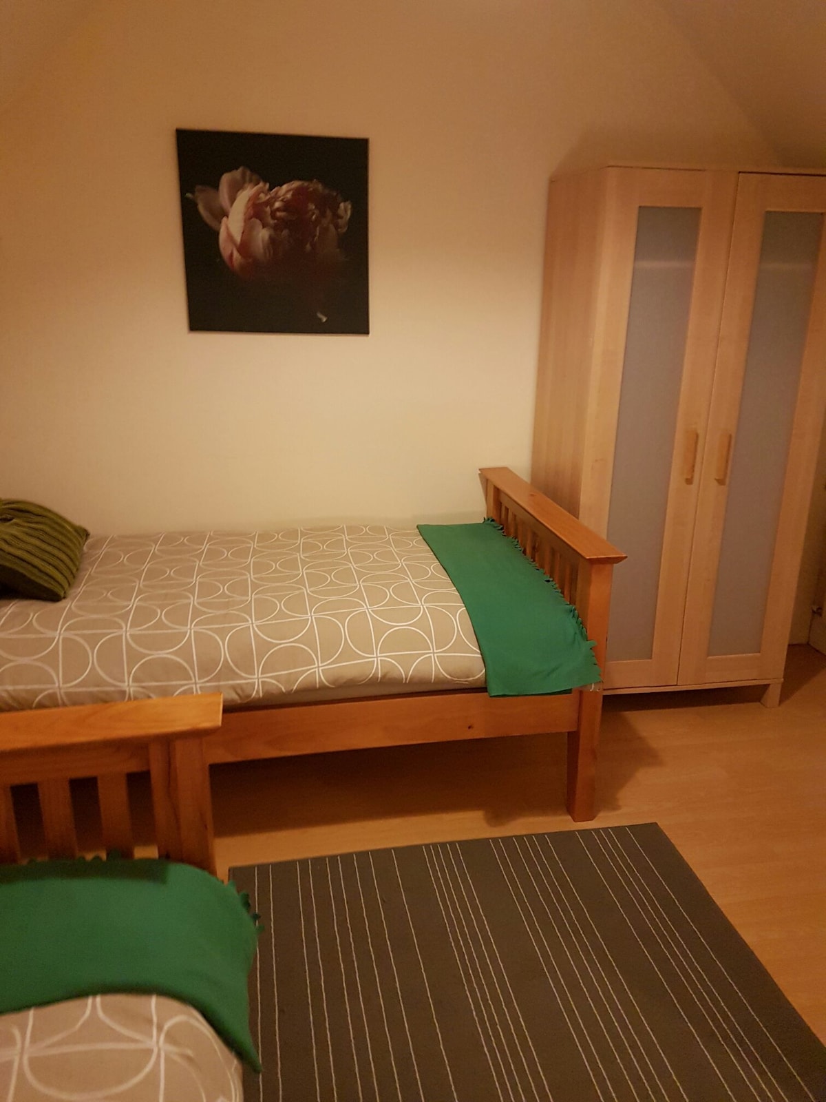 habitación con dos camas individuales en el ático