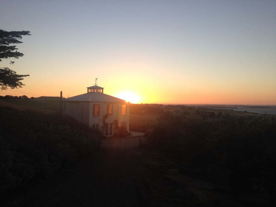 Watch the sun set as it lowers over phillip island.