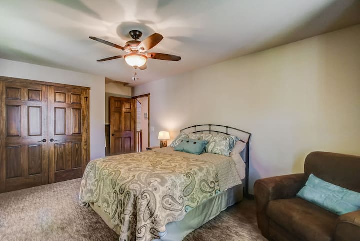 顶层主卧，配有标准双人床