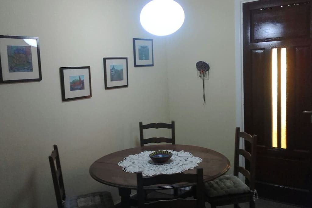 Comedor. Entrada al departamento.
