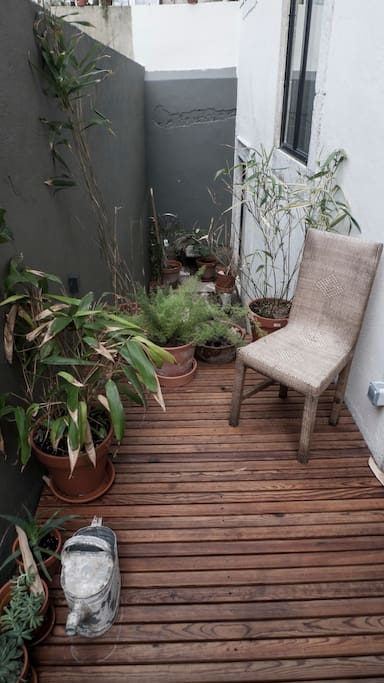A small 4m2 terrace, a wooden deck and Lisbon's mild weather allow you an outside drink in the afternoon or a peaceful breakfast or brunch at home.