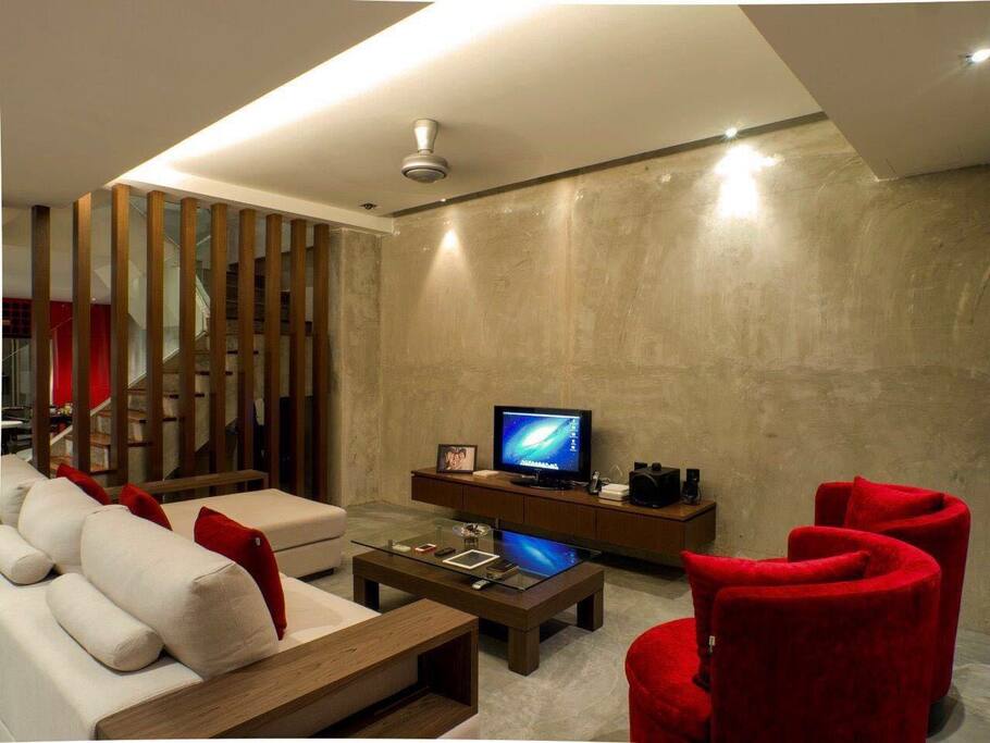 A porous unique Living room that is adjoining to the dining area for a cosy experiences.