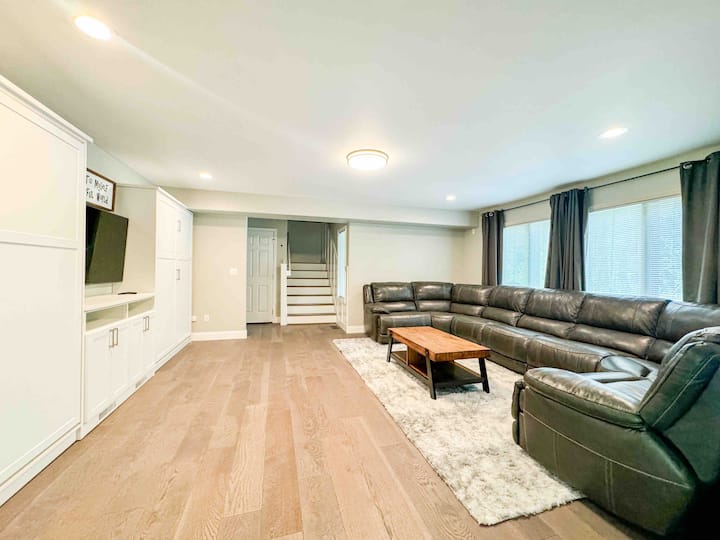 Gran sala de estar secundaria en el piso principal 