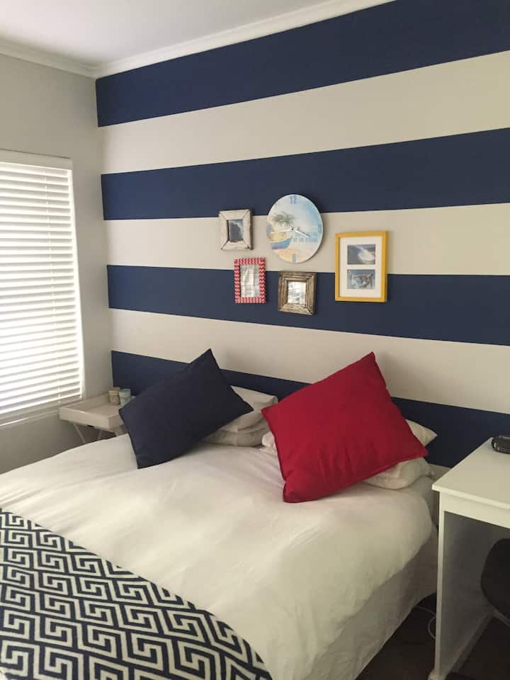 2 საძინებელი 152 × 203 სმ ზომის საწოლით