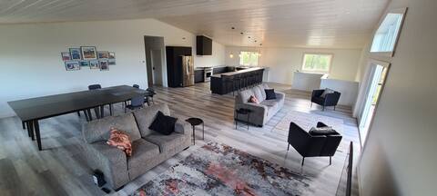 Great views, hot tub, 4 bdrm, 20 min from downtown