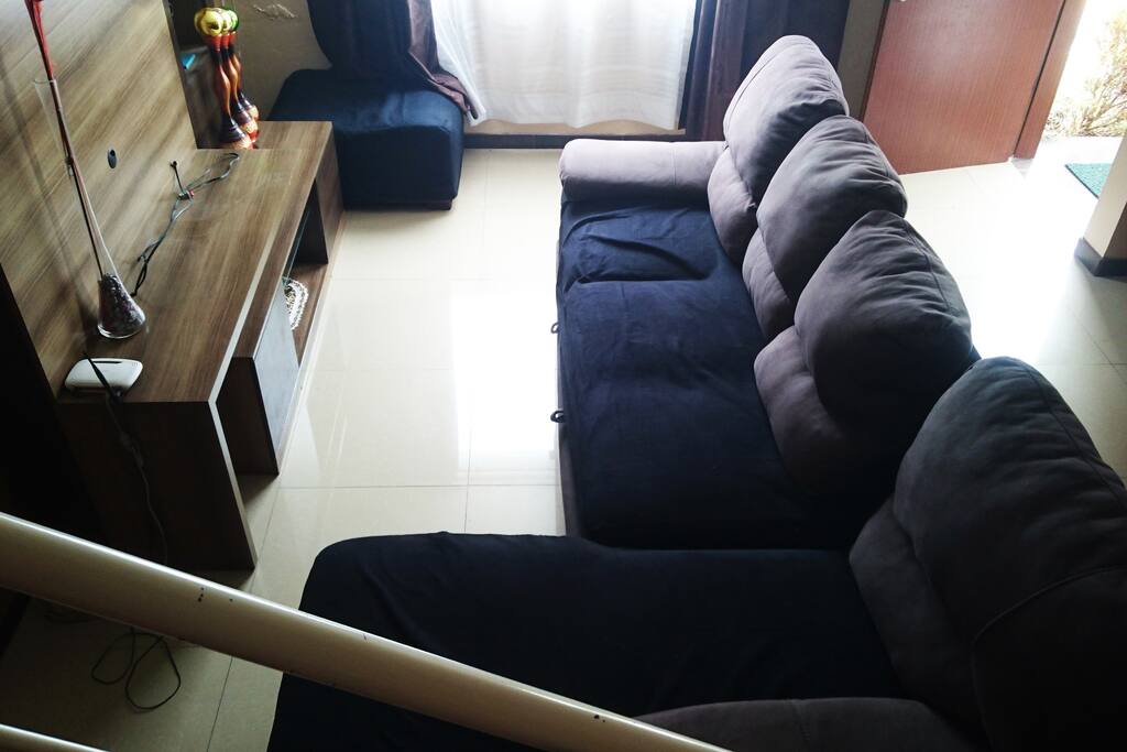 Sofá cama, TV , hermoso espacio con luz natural.