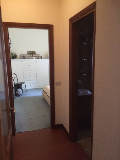 L'ingresso delella camera con l'antibagno e il bagno sulla destra