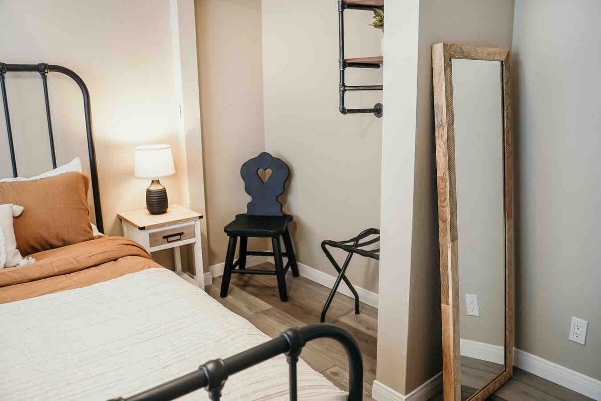 Kioo cha urefu kamili katika chumba cha kulala #1. 

Sehemu ya kabati hutoa kuning 'inia/rafu kwa ajili ya vitu vyako binafsi, kada ya sanduku na viti. 