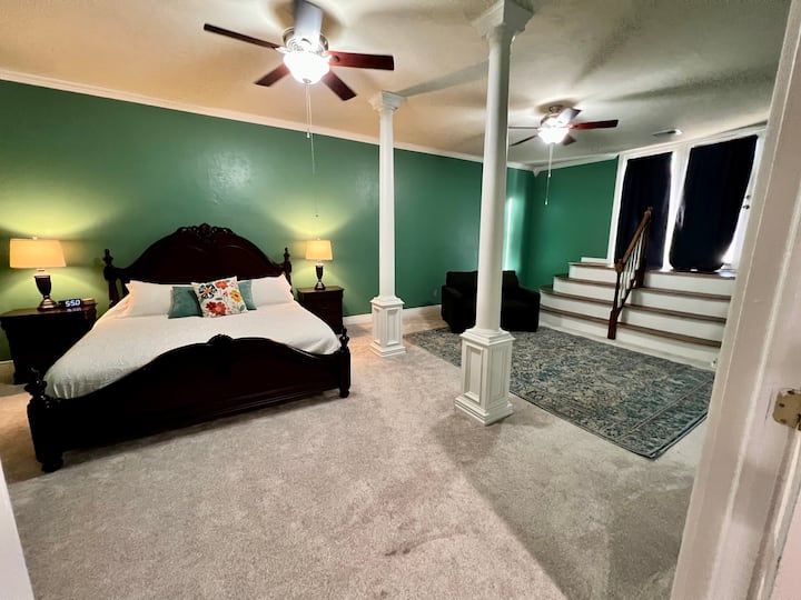 Dhomë gjumi kryesore me krevat dopio "King Size" dhe divan dopio