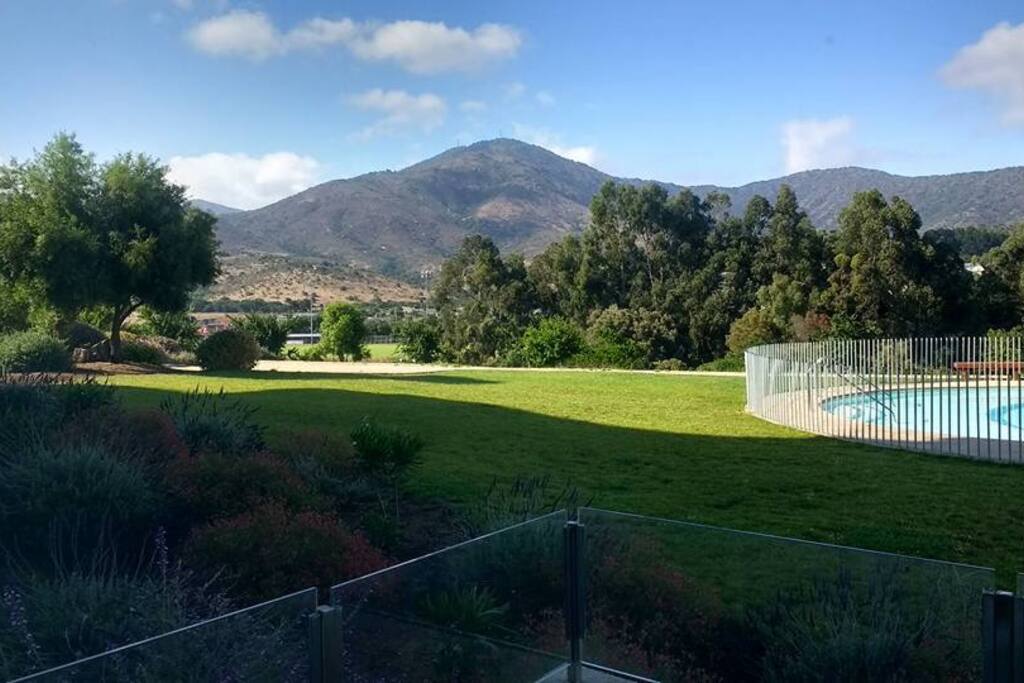 Vista desde la terraza del departamento, ubicado en el primer piso, cuenta con piscina y quincho