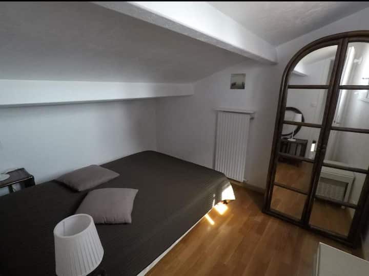 Habitación debajo de los áticos - 1 cama de 140