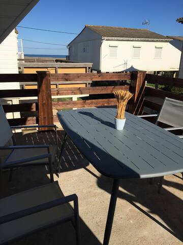 Chalet avec terrasse vue mer très proche plage