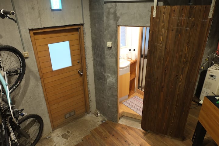 地下に小ぶりの洗面所とシャワー付きのバスルームがあります

せっかく山中湖村へ来られたのだから、地元の「石割りの湯」、「赤富士の湯」をオススメいたします。

2湯に限り室内のバスタオルを持出していただけます、但し必ず持ち帰ってください
