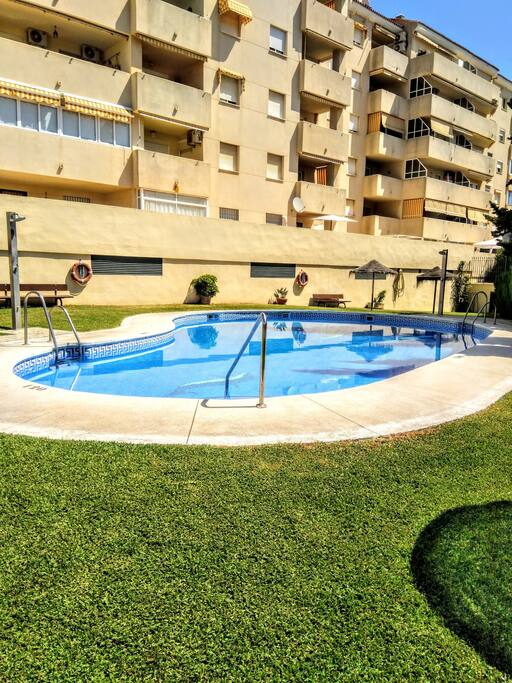 Piscina acogedora de nuestro edificio que sólo tiene 6 plantas y 60 pisos. El mío, un bajo esta al final a la derecha