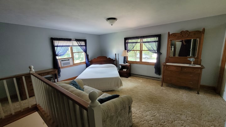 חדר שינה למעלה עם מיטת קווין סייז