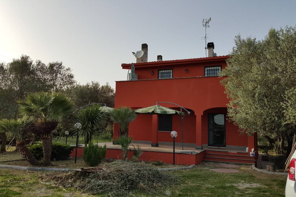 VISTA FRONTALE DELLA VILLA