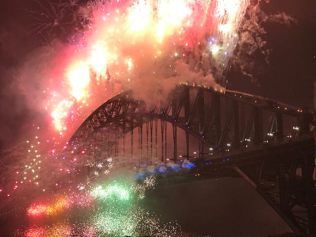 FABULOUS VIEWS OF THE HARBOUR BRIDGE / OPERA HOUSE gallery image 2