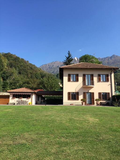 Vista frontale con giardino
