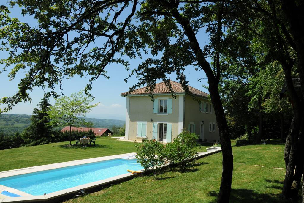 la piscine bien agréable en été de juin à septembre