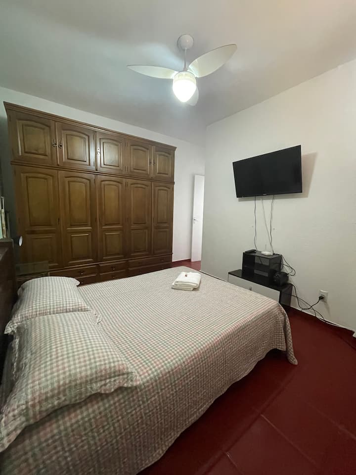 Soba s bračnim krevetom, Tb-om i stropnim ventilatorom. 