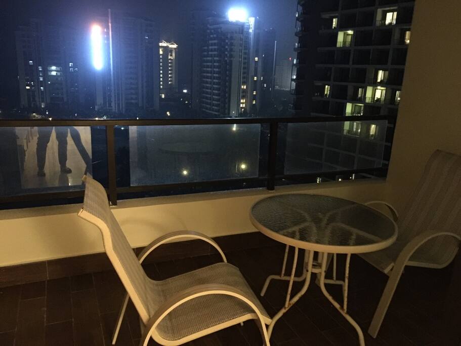 夜晚在阳台上听海