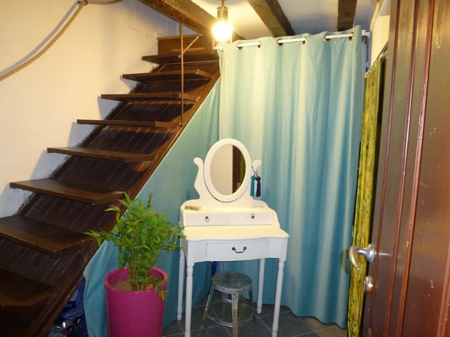 Das kleine Entrée, von dem man rechts ins Badezimmer gelangt