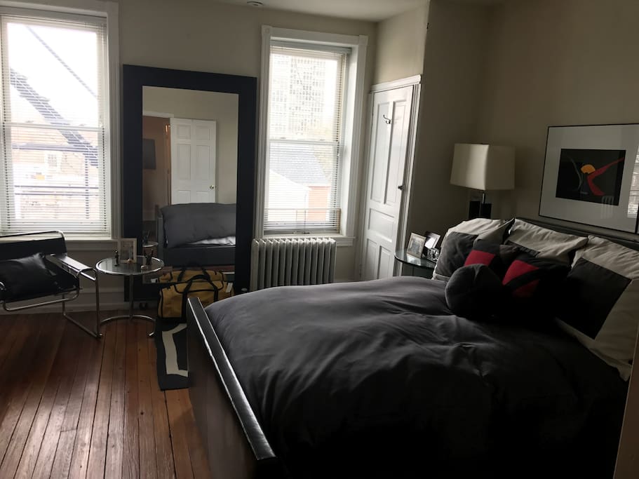 Bedroom with full view of old city & Ben Franklin bridge