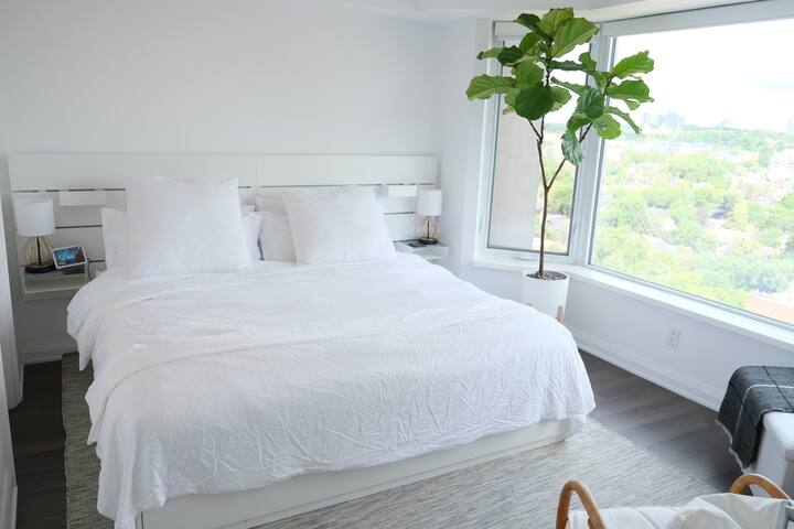 Luxurious Yorkville Hotel-Style 2BR Suite w View gallery image 2