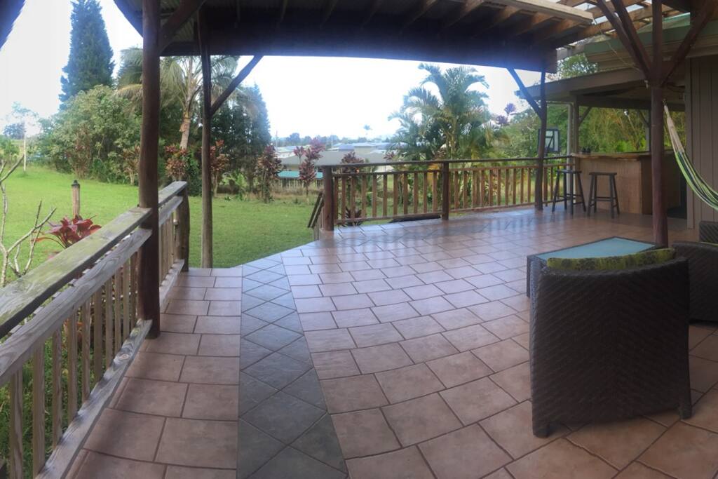 600 ft of lanai/bar outdoor space