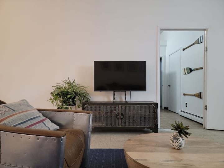Moderan dnevni boravak s TV-om od 42" 