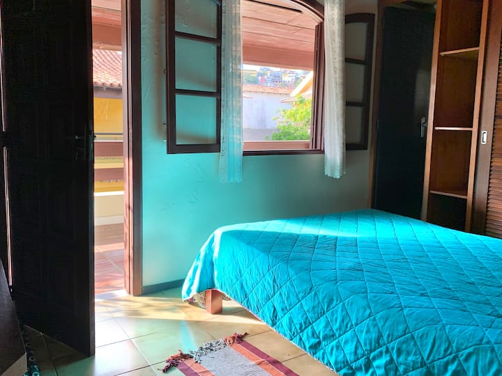 Soba 1 (2. kat): 
- 1 bračni krevet
- kupaonica
- balkon s ekskluzivnim pristupom