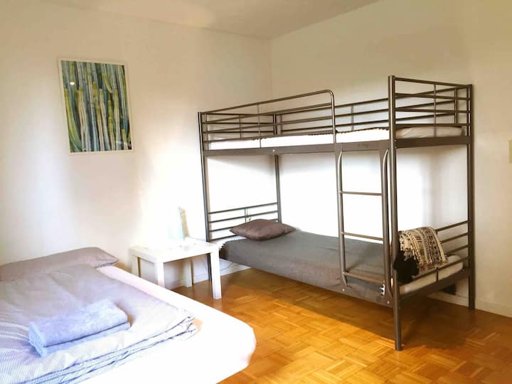 卧室（沙发床、宜家双层床90 * 200 ）