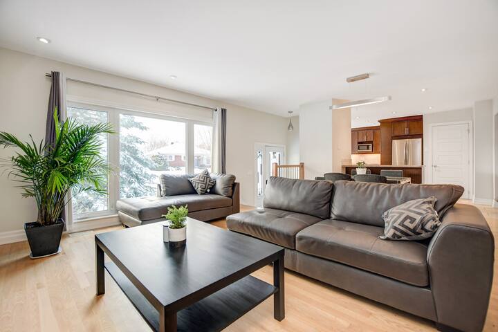 Large 5 Bed Home for Families, Groups, Colleagues gallery image 3