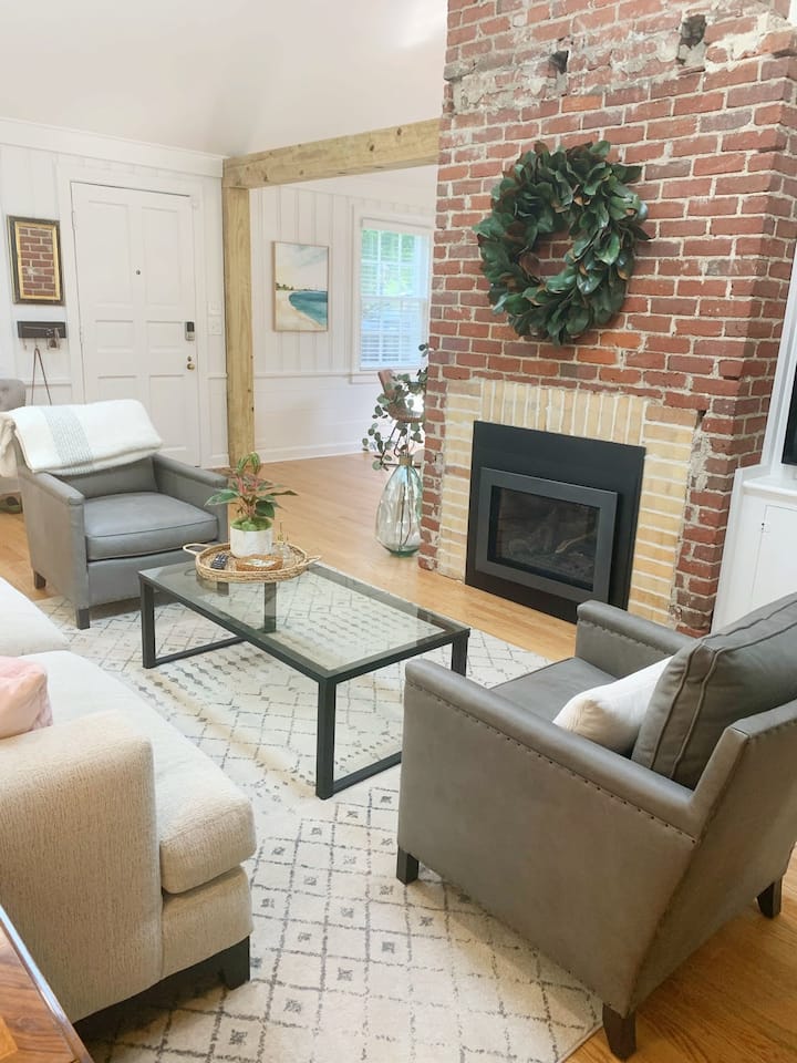 Charming 3 Bed/3 Bath Cottage Centrally Located - Charlottesville, VA