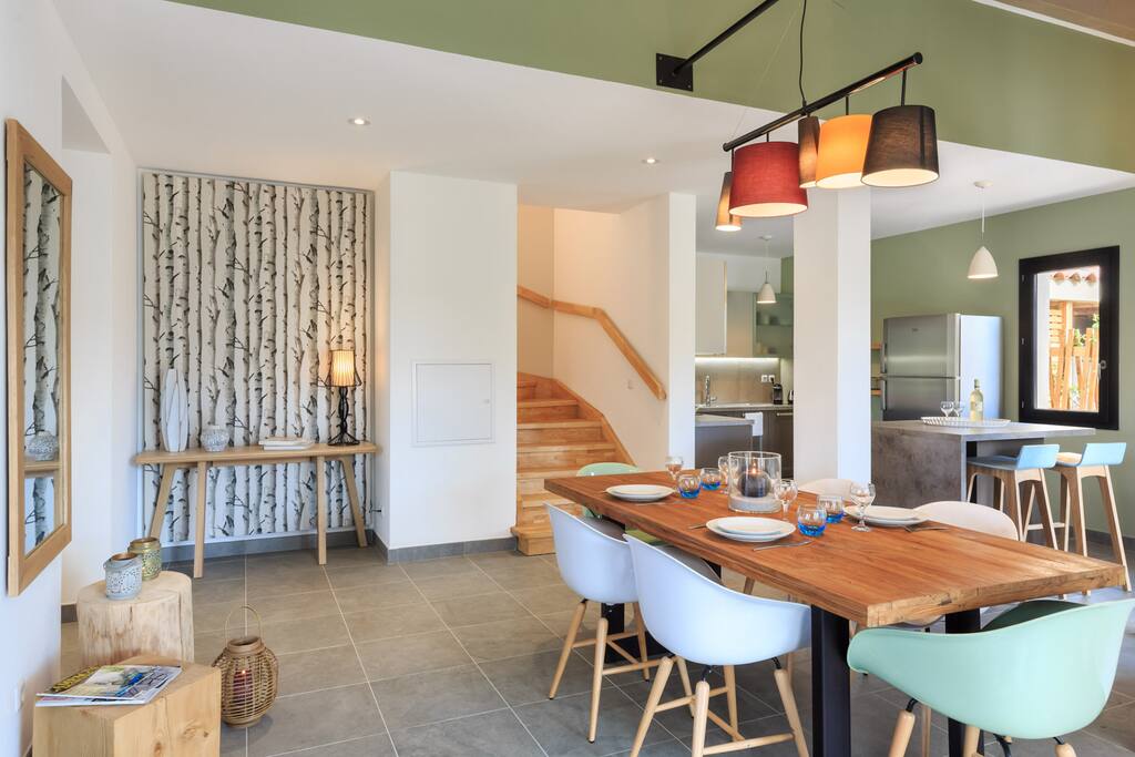 Cuisine américaine avec grande table à manger