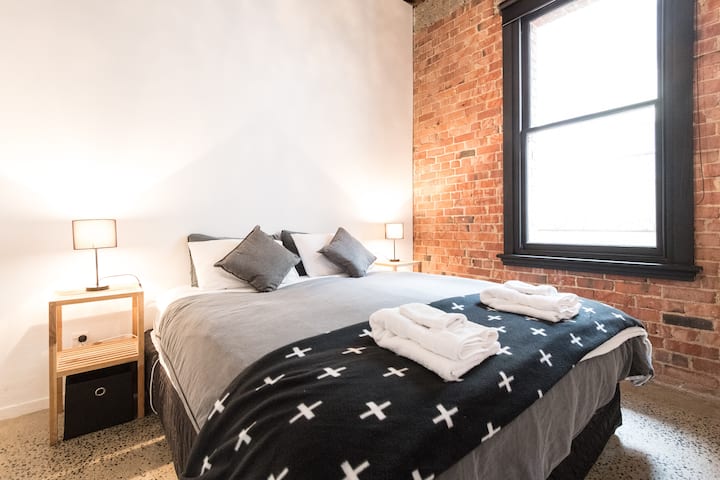 غرفة نوم 2 تطل على شرفة ، بسرير بمقاس كينج وخزانة ملابس مبنية