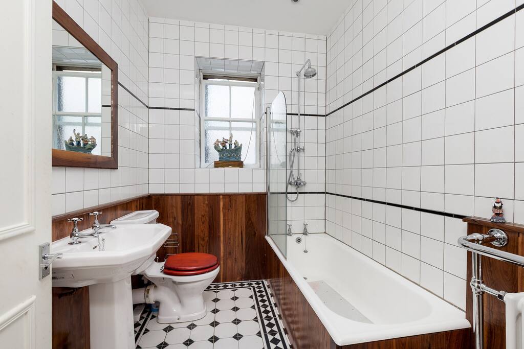 The bathroom. constant hot water. Powerful shower