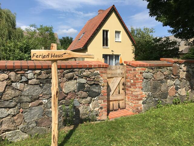 Ferienhaus mit großem Garten nahe See'n & Berlin