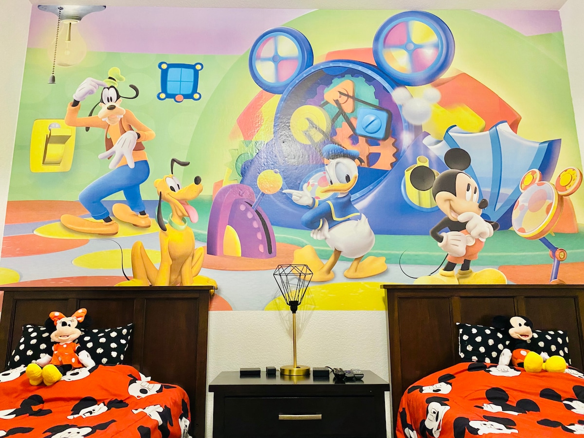 美丽的儿童房装饰为所有年龄段的Mickey俱乐部。 
