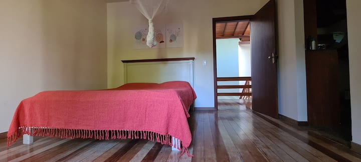 الجناح 1 - سرير مزدوج وسرير أطفال. مروحة السقف ومكيف الهواء.