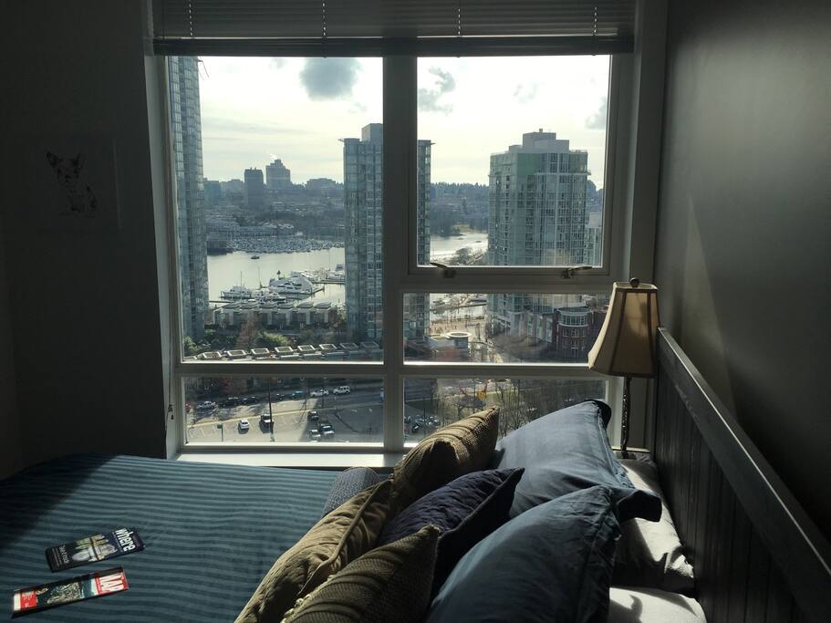 Private room: breathtaking waterfront and city views.