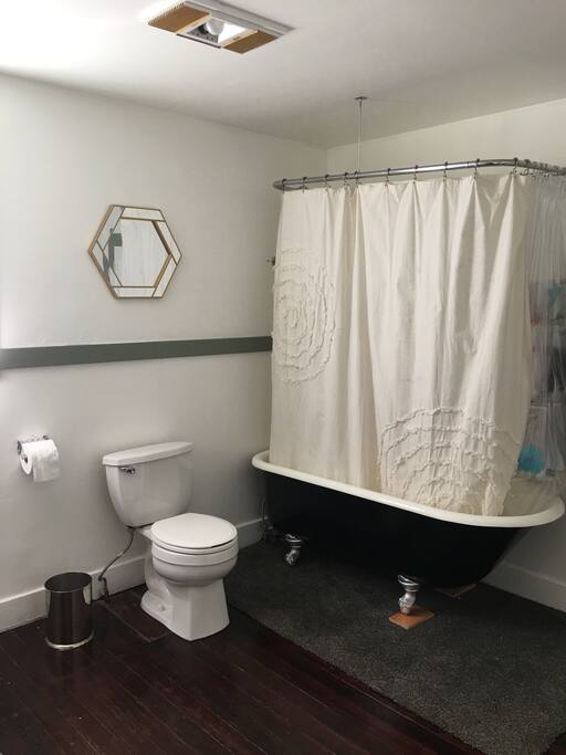 Upstairs main bathroom