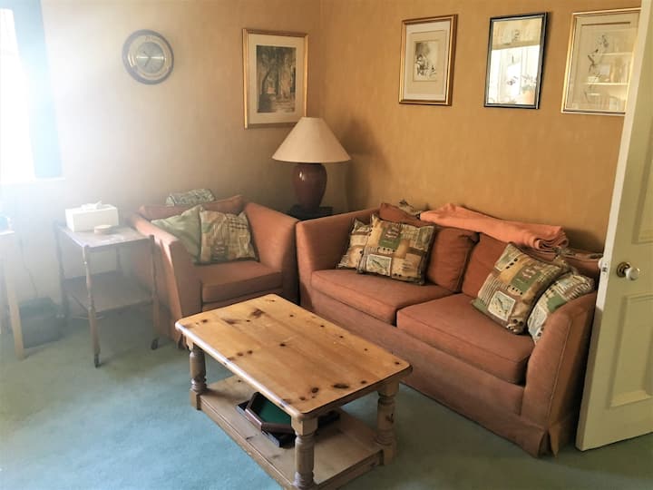 Dhomë gjumi e rehatshme/e katërt me divan krevat