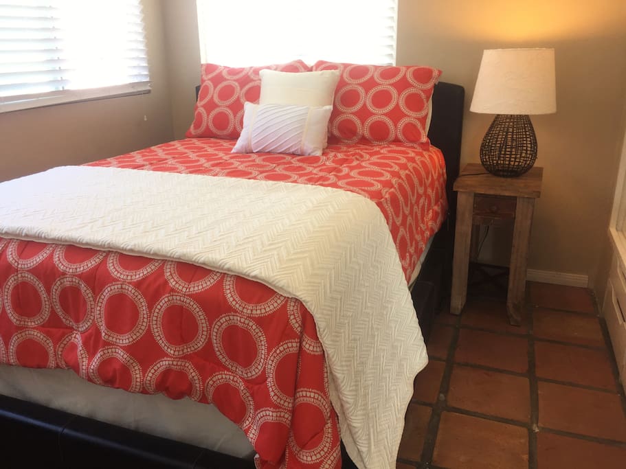 Beautiful 1 bedroom with a full/queen with new mattress.
Super comfortable