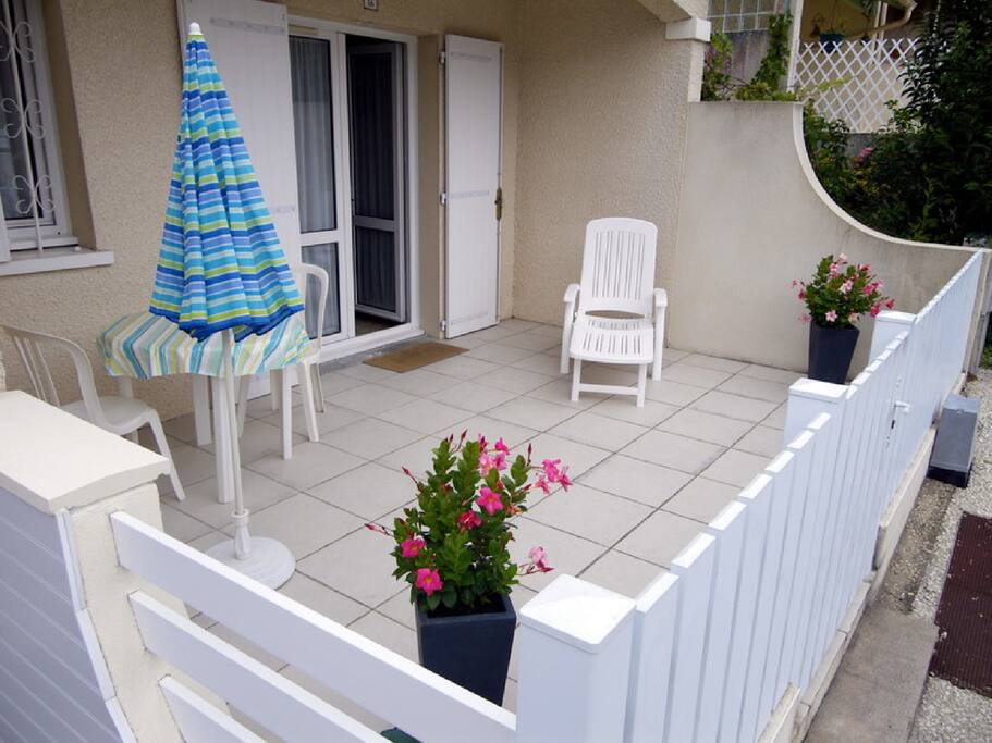 Terrasse côté rue privée