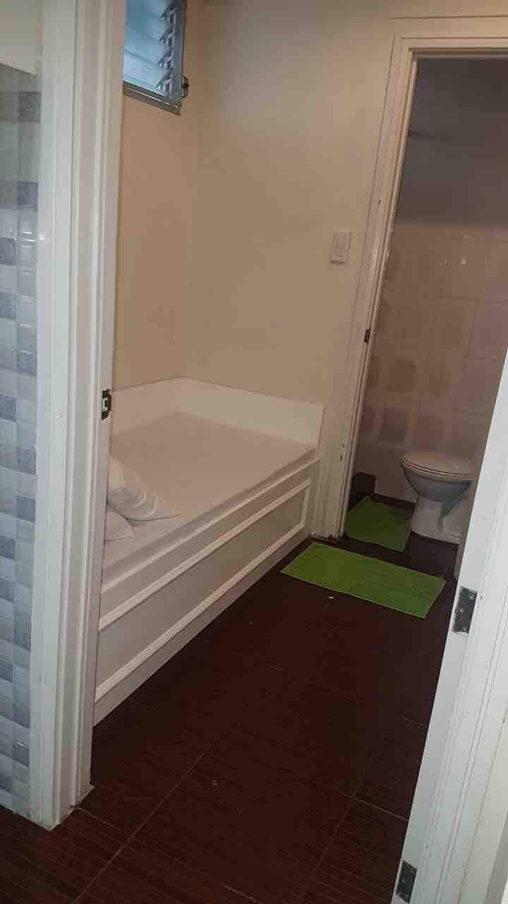 חדר שינה שלישי קטן עם חדר אמבטיה משלו. מתאים למגורי צוות.