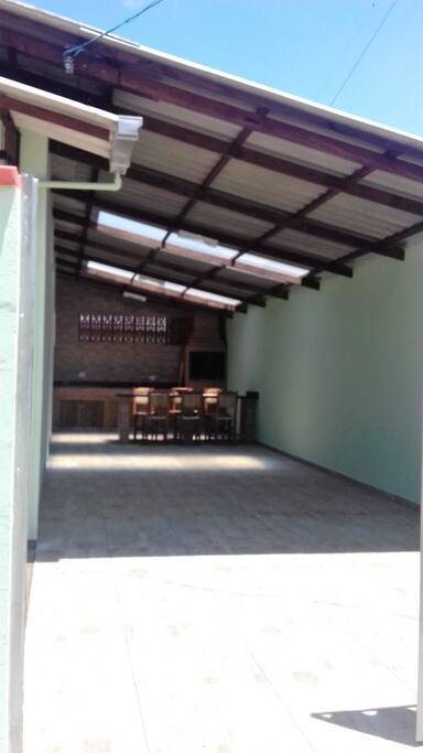 churrasqueira e garagem para dois carros