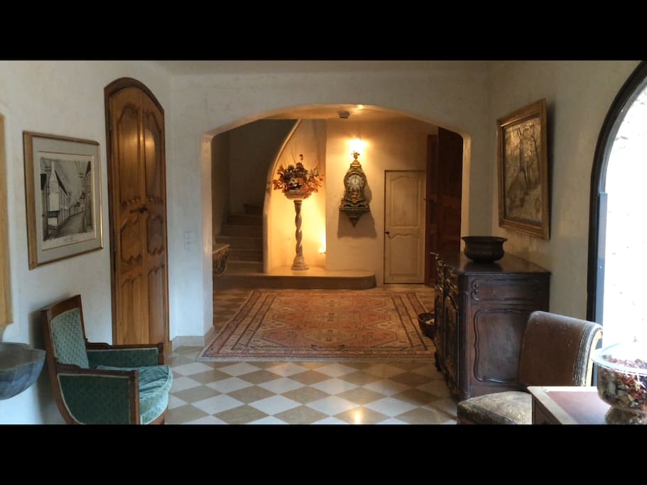 Grand hall d’entrée avec rangements, toilettes, ouverture sur les deux premières chambres et salle de bain