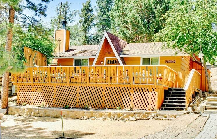 Cozy Chalet with Hot Tub! Minutes from Ski Slopes!